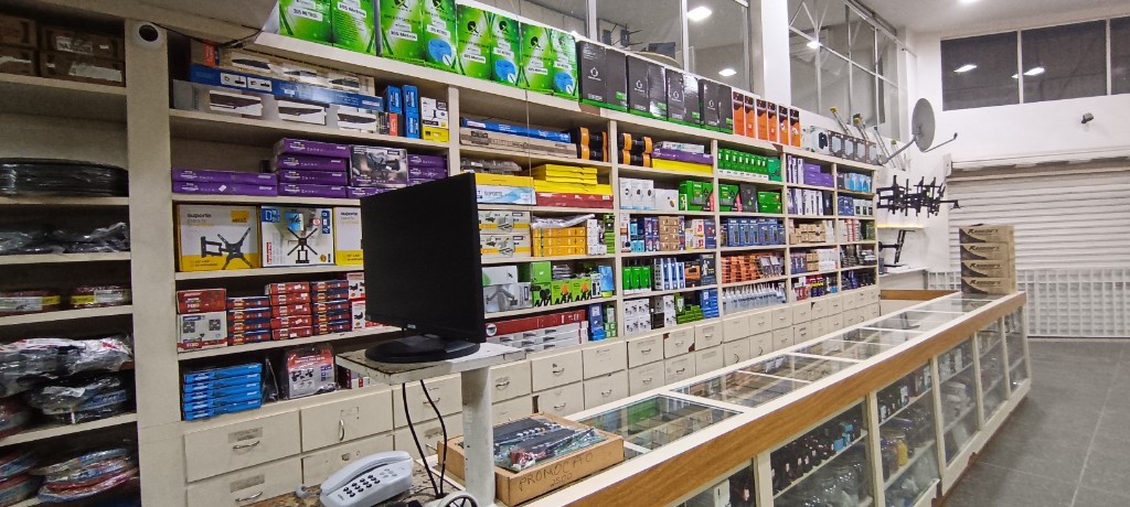 Área de vendas com balcão e prateleiras de produtos