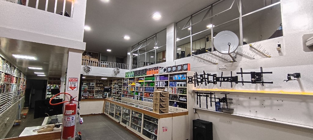 Showroom com antenas, suportes e balcão de atendimento