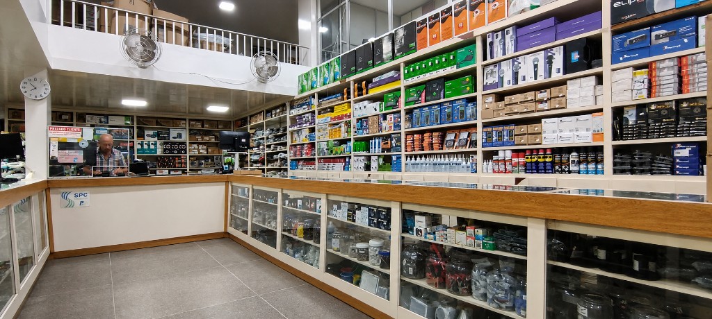 Interior da loja EletroSantos em Itabuna — balcão e estoque
